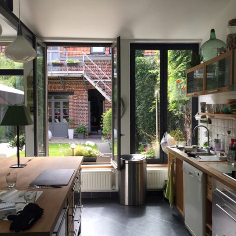 Placer des chassis de fenêtres plus bas pour gagner de la lumière